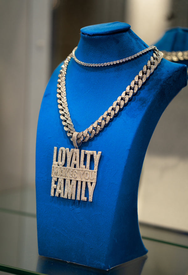 Pendente “LOYALTY MAKES YOU FAMILY”
